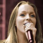 Annie Villeneuve au Festivoix 2010 (colorisation)