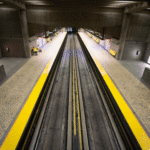 Entrée en gare du métro de Montréal en 2013